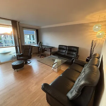 Luxury With Balcony, King Bed Free Parking 10 Min To Centre Lejlighed *