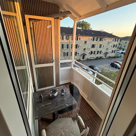 Luxury With Balcony, King Bed Free Parking 10 Min To Centre