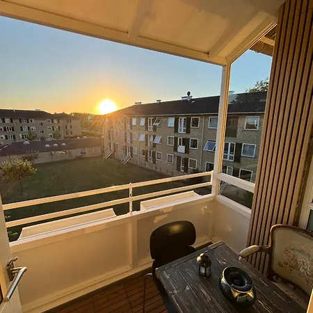 Luxury With Balcony, King Bed Free Parking 10 Min To Centre