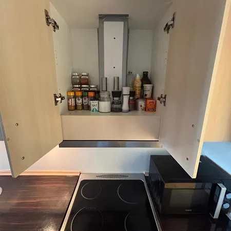 Luxury With Balcony, King Bed Free Parking 10 Min To Centre
